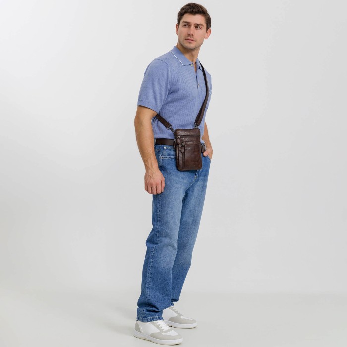 Товар коричневого цвета с внутренней стороны