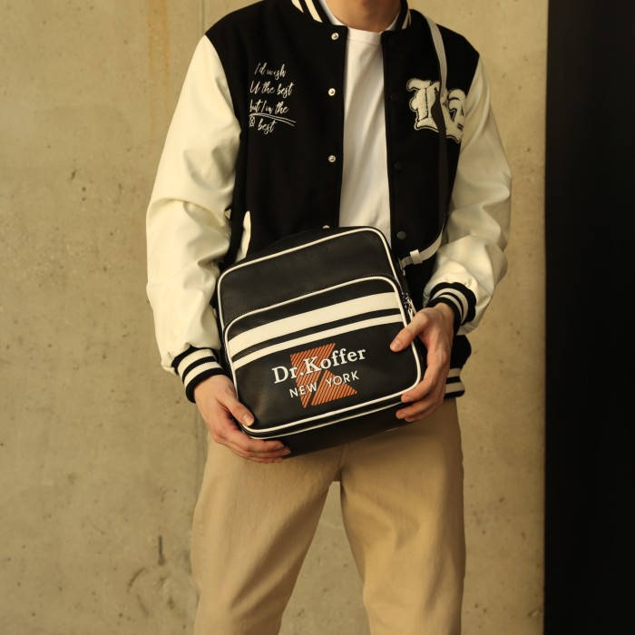 m402790-41-04_62 сумка через плечо от бренда dr.koffer вид слева