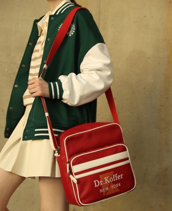 m402790-41-12_62 сумка через плечо от бренда dr.koffer вид слева