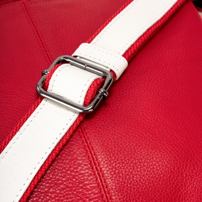 Товар красного цвета с внутренней стороны