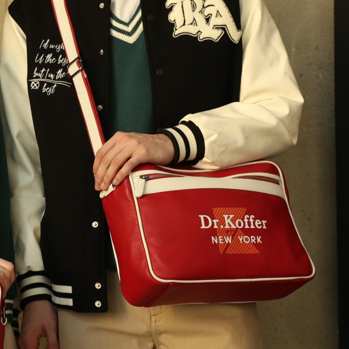 m402791-41-12_62 сумка через плечо от бренда dr.koffer вид слева