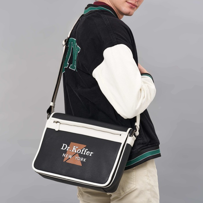 Товар черного цвета с внутренней стороны