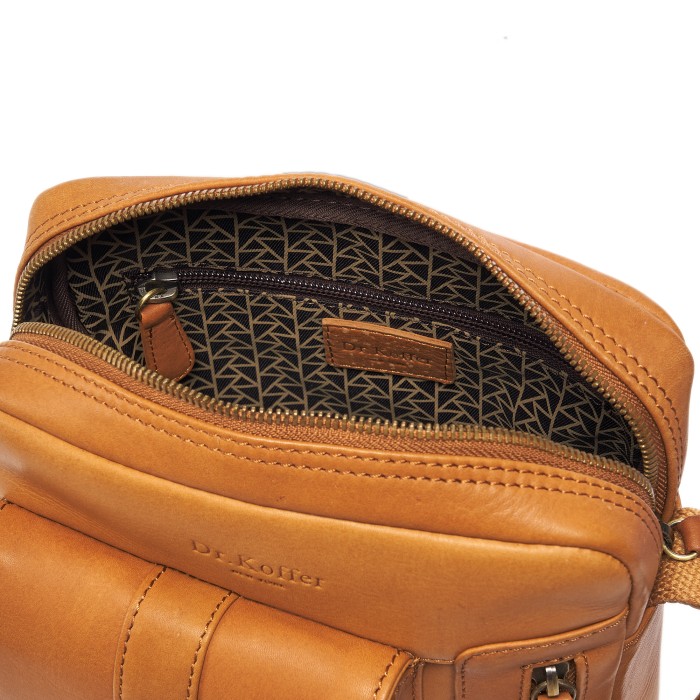 Товар коричневого цвета с внутренней стороны