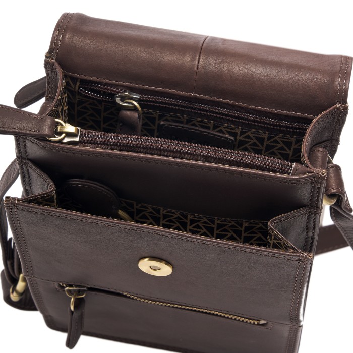 Товар коричневого цвета с внутренней стороны