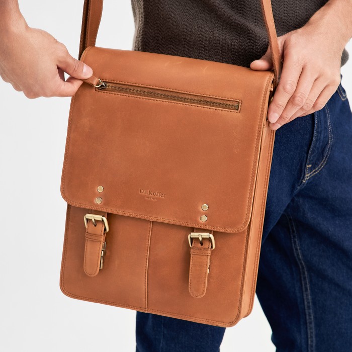 m402804-247-05 сумка через плечо от бренда dr.koffer вид слева