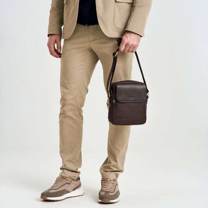 Товар коричневого цвета с внутренней стороны