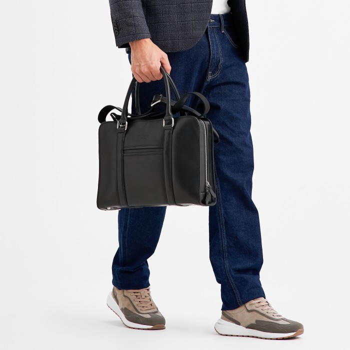 Товар черного цвета с внутренней стороны