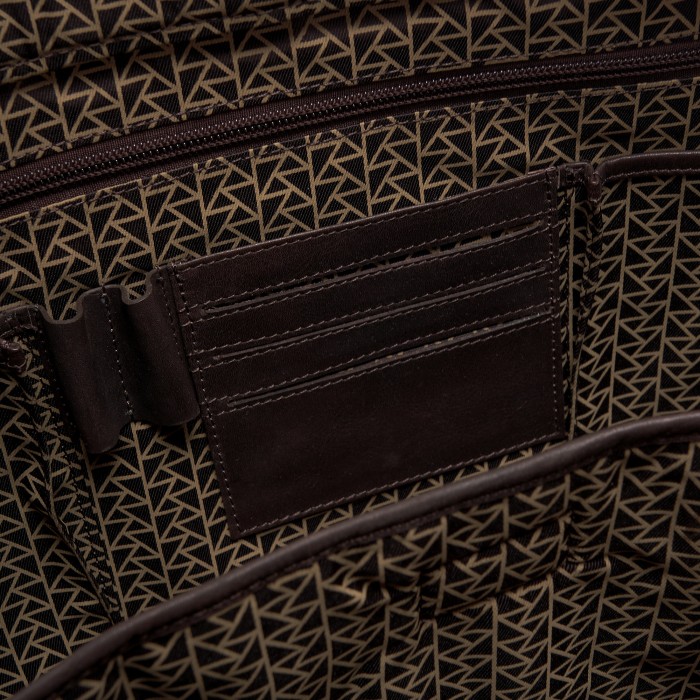 Товар коричневого цвета с внутренней стороны