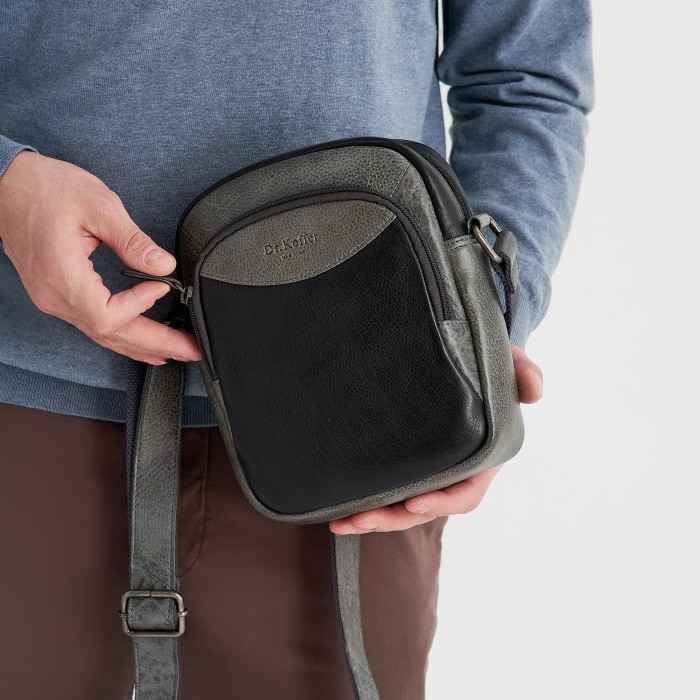 Товар черного цвета с внутренней стороны