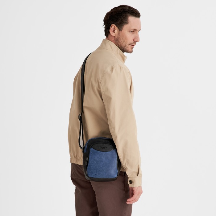 Товар синего цвета с внутренней стороны