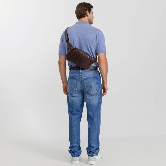 Товар коричневого цвета с внутренней стороны