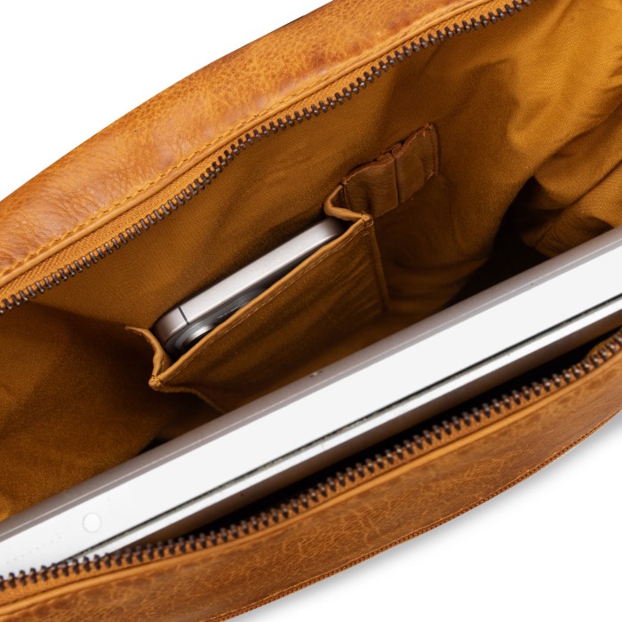 Товар бежевого цвета с внутренней стороны