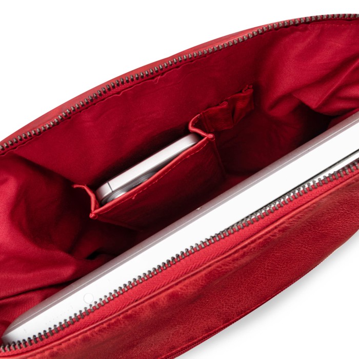 Товар красного цвета с внутренней стороны