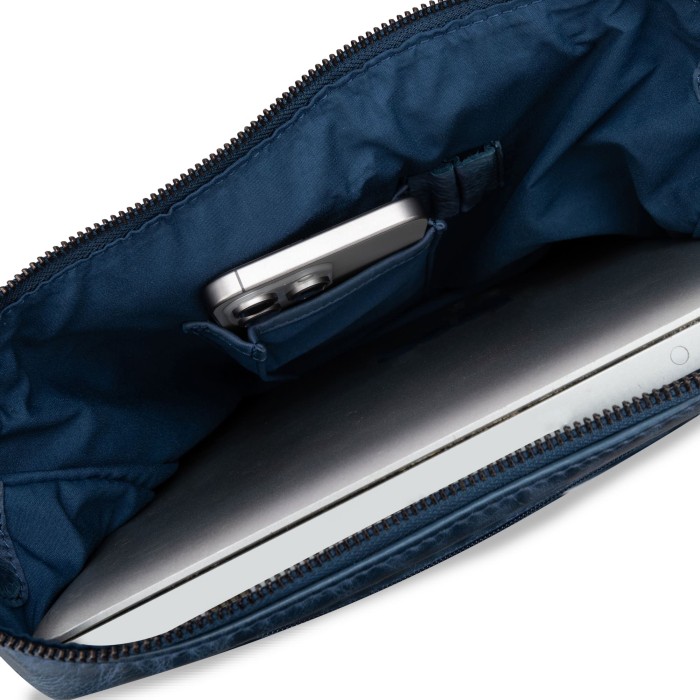 Товар синего цвета с внутренней стороны