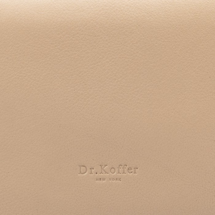 Товар бежевого цвета с внутренней стороны