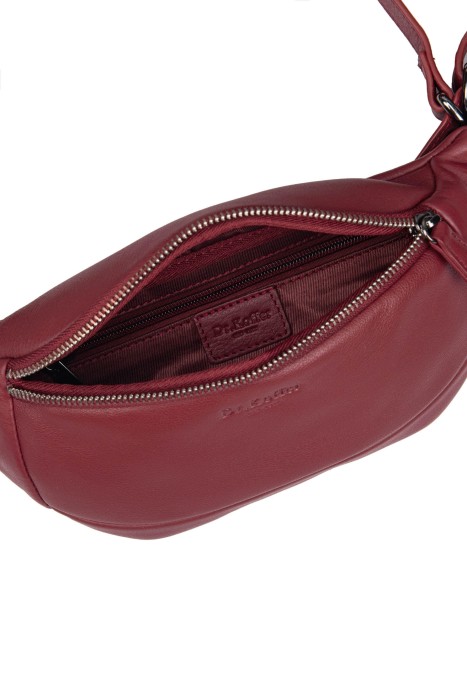 Товар красного цвета с внутренней стороны