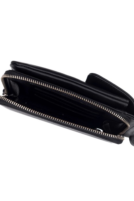 Товар черного цвета с внутренней стороны