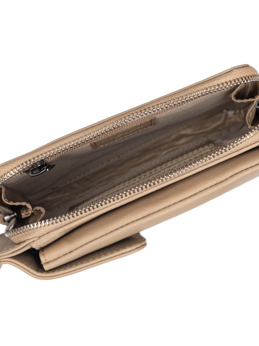 Товар бежевого цвета с внутренней стороны