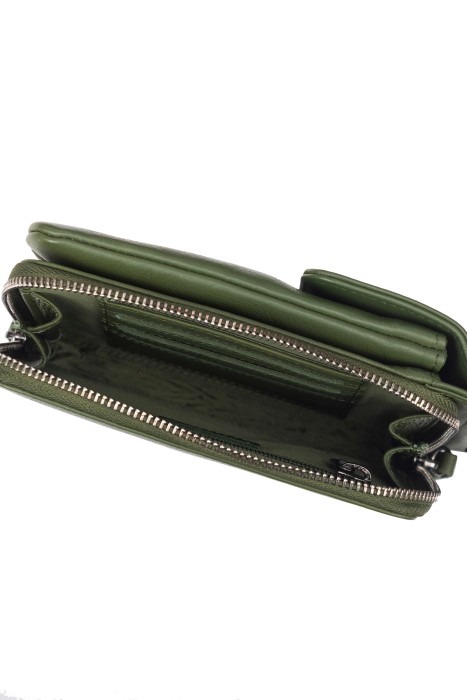 Товар зеленого цвета с внутренней стороны