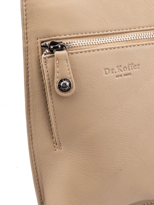 Товар бежевого цвета с внутренней стороны