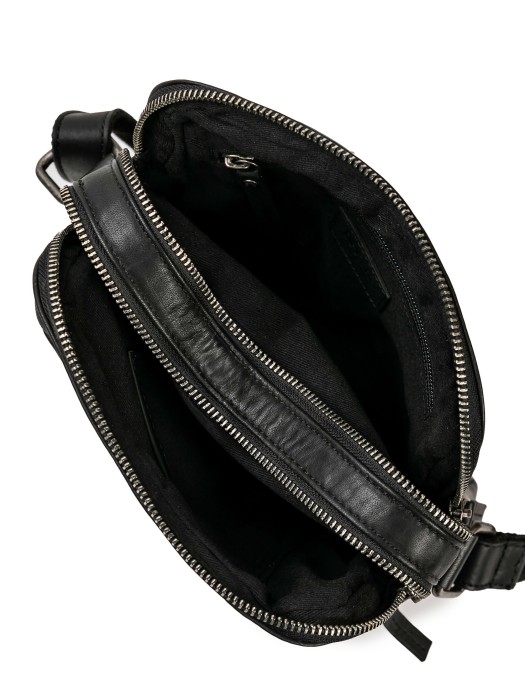 Товар черного цвета с внутренней стороны