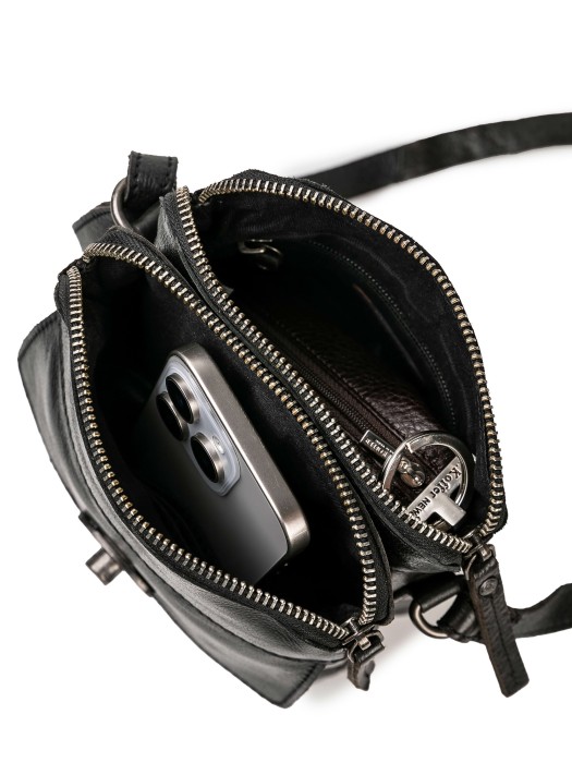 Товар черного цвета с внутренней стороны