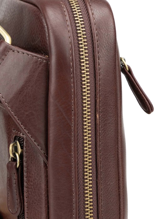 Товар коричневого цвета с внутренней стороны