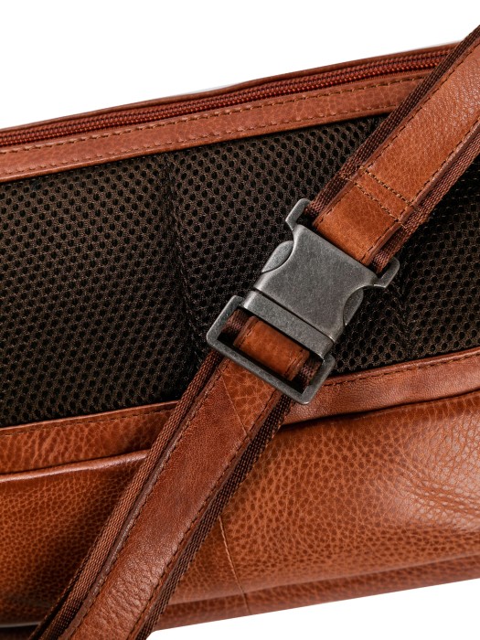 Товар коричневого цвета с внутренней стороны