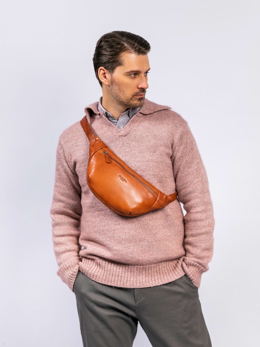 m402937-244-05 сумка поясная из кожи спереди