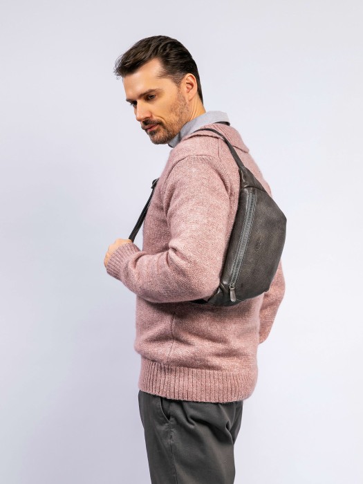 m402937-244-77 сумка поясная из кожи спереди