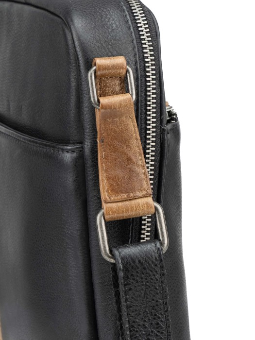 Товар черного цвета с внутренней стороны