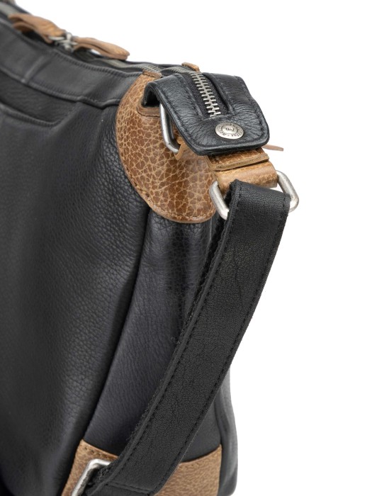 Товар черного цвета с внутренней стороны