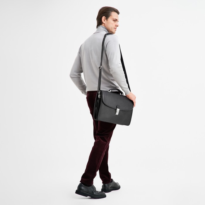 Товар черного цвета с внутренней стороны