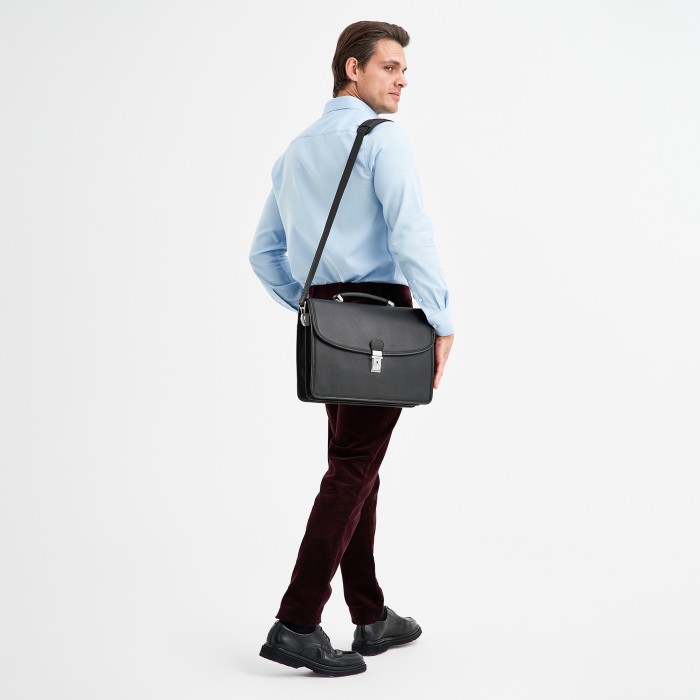 Товар черного цвета с внутренней стороны