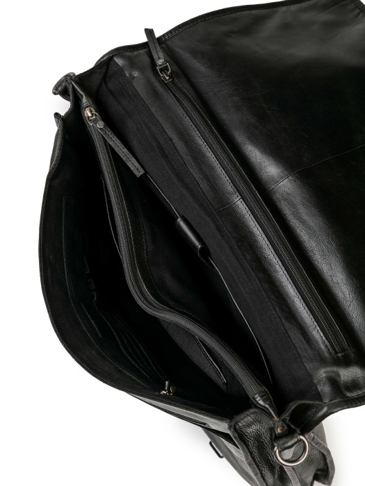 Товар черного цвета с внутренней стороны