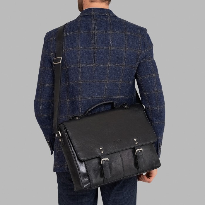 Товар черного цвета с внутренней стороны