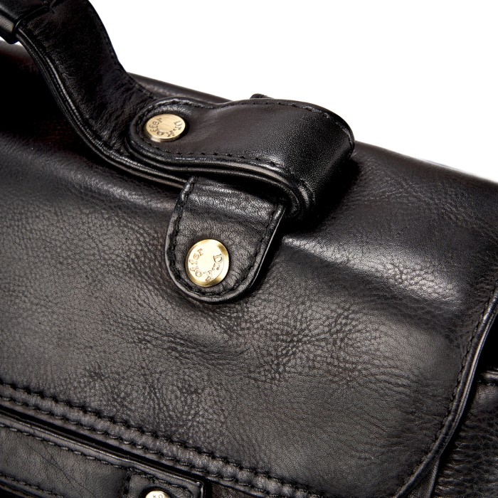 Товар черного цвета с внутренней стороны