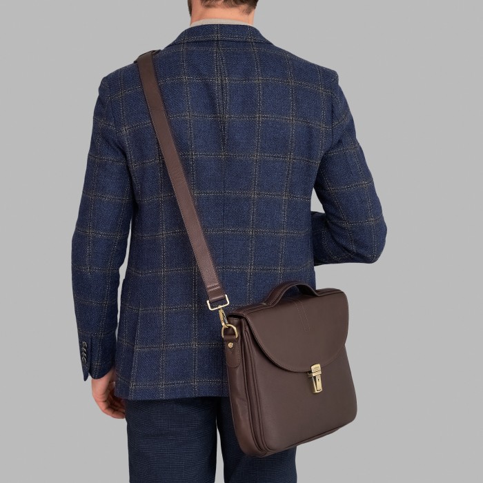 p402173-02-09 портфель от бренда dr.koffer вид слева