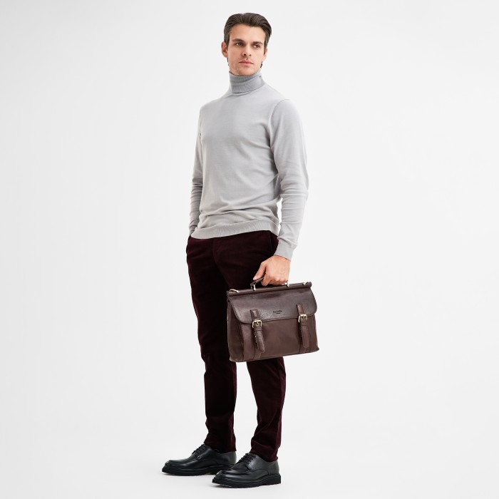 Товар коричневого цвета с внутренней стороны