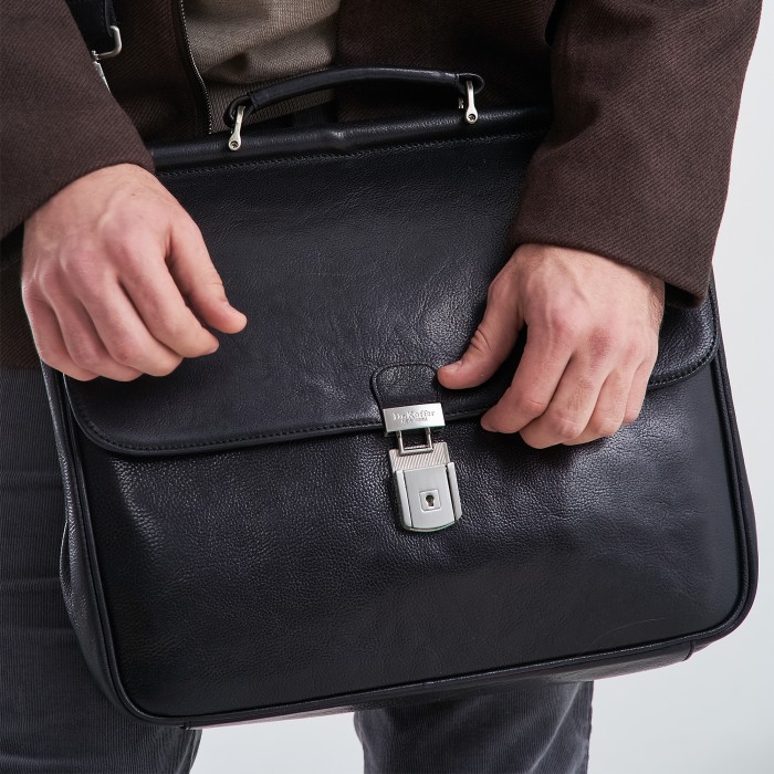 Товар черного цвета с внутренней стороны