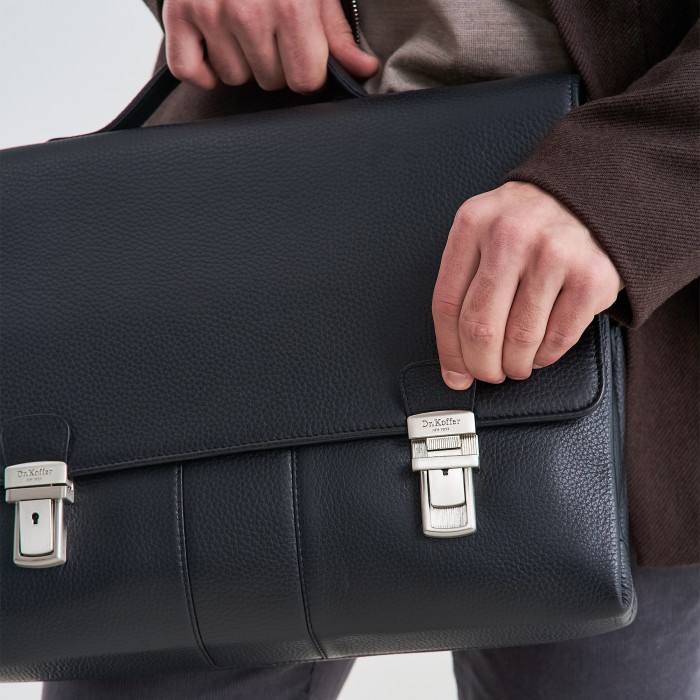 Товар черного цвета с внутренней стороны