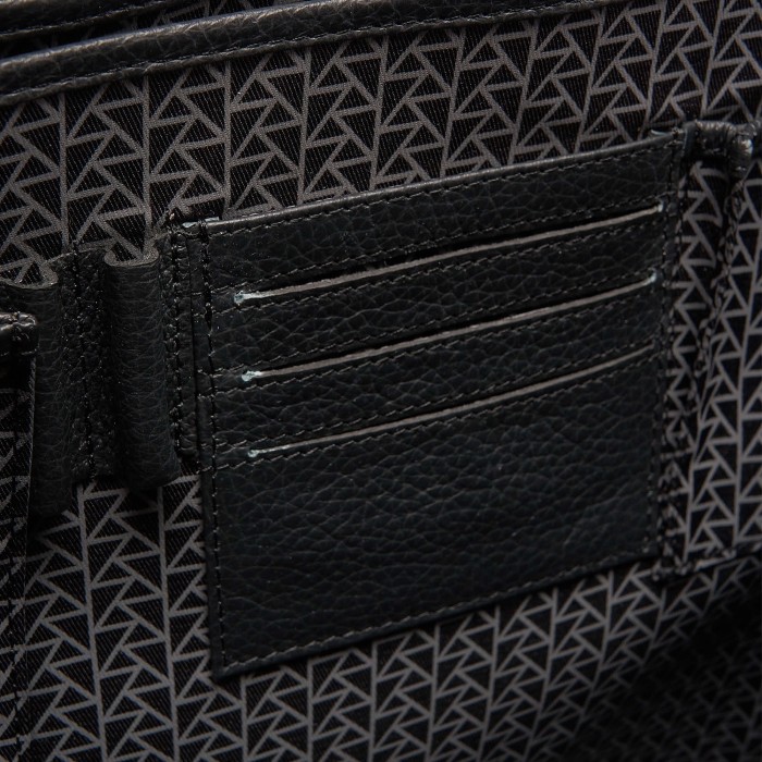 Товар черного цвета с внутренней стороны