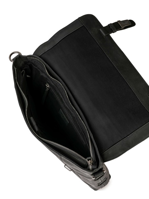 Товар черного цвета с внутренней стороны