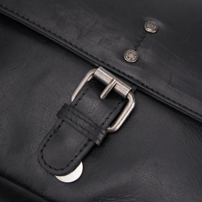 Товар черного цвета с внутренней стороны