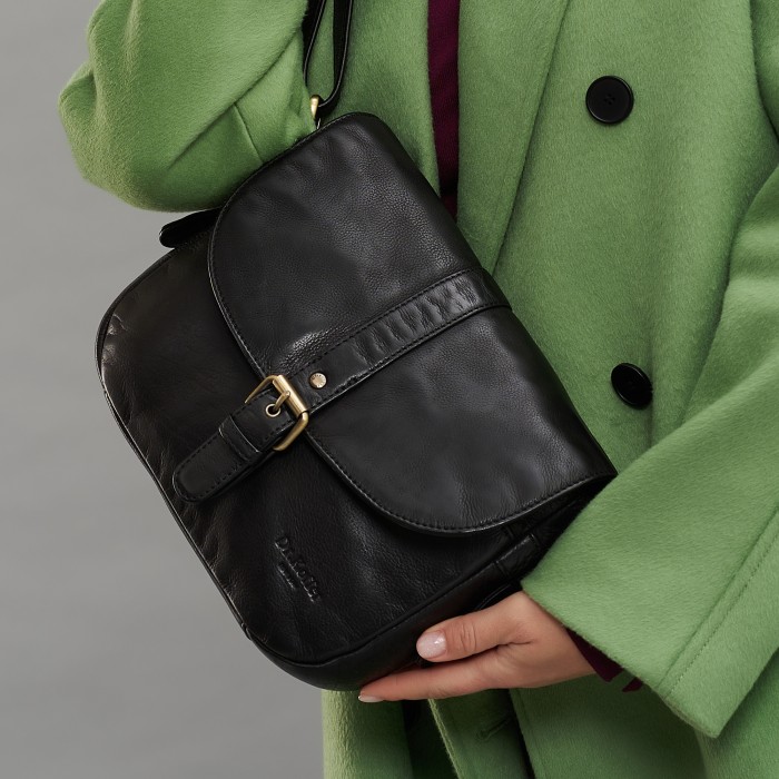 w620113-248-04 сумка через плечо от бренда dr.koffer вид слева