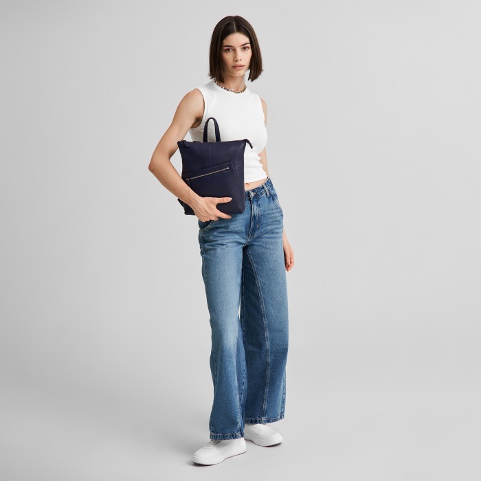 w620117-41-82 рюкзак от бренда dr.koffer вид слева