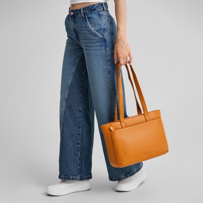 Товар желтого цвета с внутренней стороны