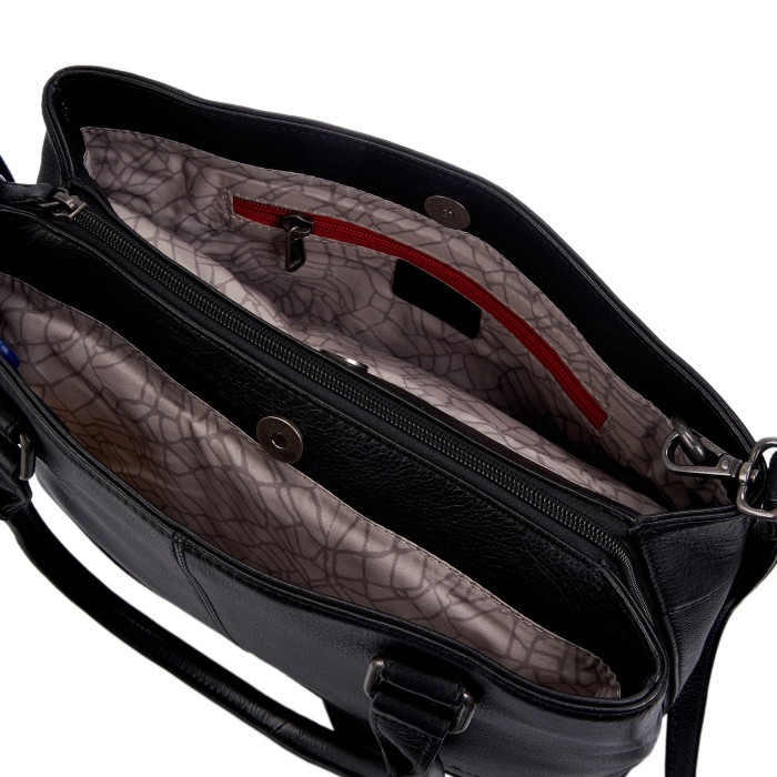 Товар черного цвета с внутренней стороны