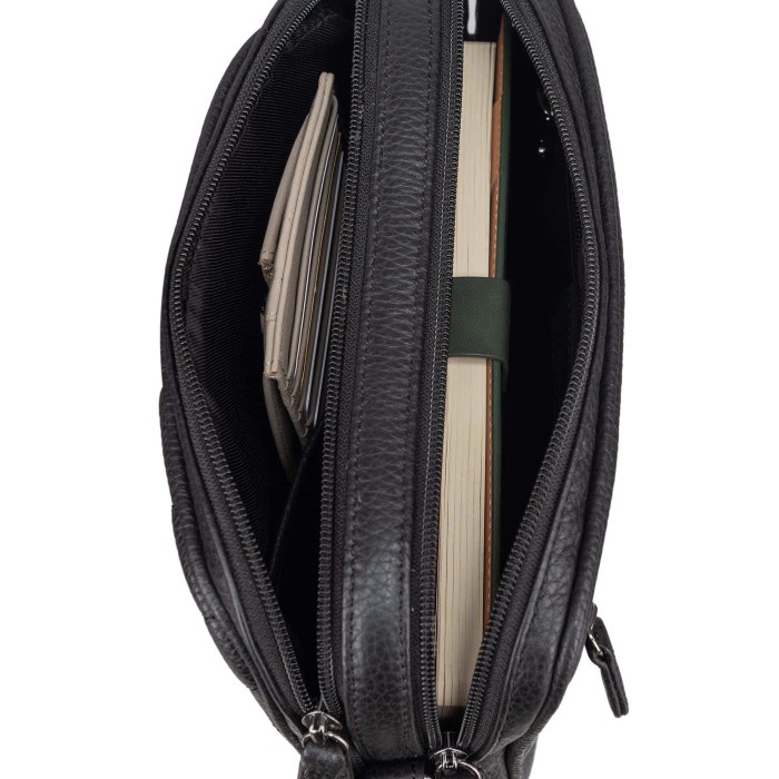 Товар черного цвета с внутренней стороны