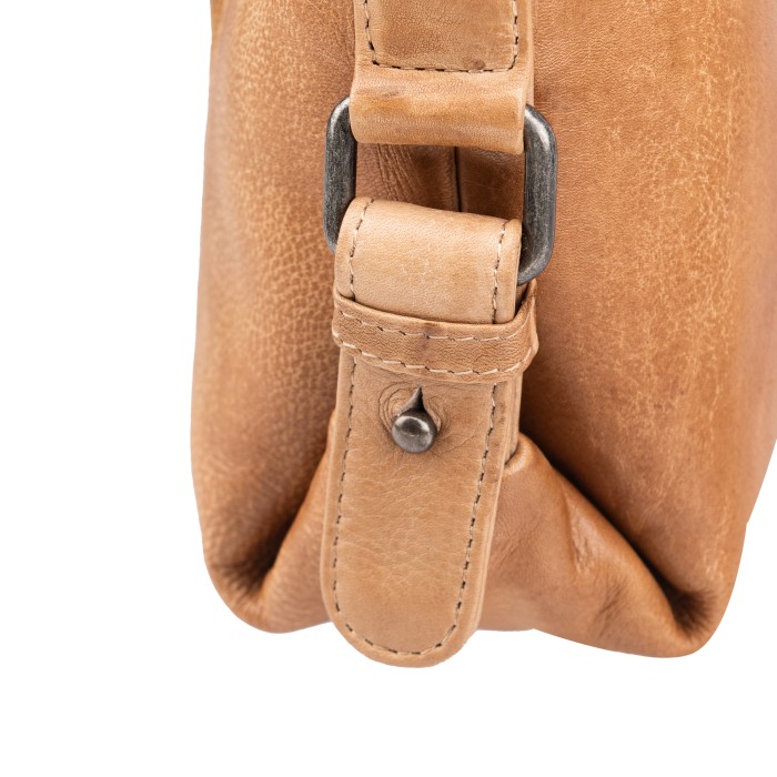 Товар бежевого цвета с внутренней стороны